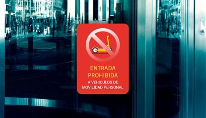  Vinilo adhesivo entrada prohibida a vehículos de movilidad personal - acceso prohibido a patinetes eléctricos 08429