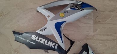 Renovación y protección del carenado de una motocicleta Suzuki: ¡Recuperando su brillo con vinilos adhesivos!
