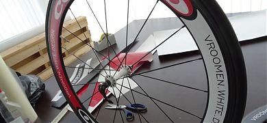 Decoración con pegatinas de vinilo de unas ruedas de perfil de carbono de bicicleta