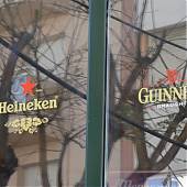 Decoración de ventanas en un bar con vinilos de corte de Heineken y Guinnes