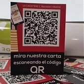 ¿Qué son los vinilos decorativos con códigos QR y cómo pueden ayudarte a mejorar tu negocio de hostelería?