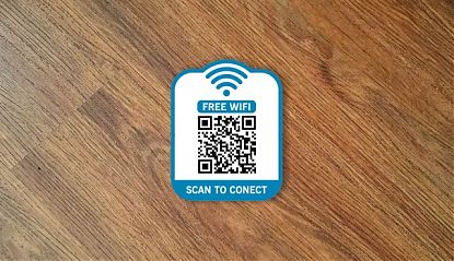  Conectividad innovadora y personalización en un vinilo adhesivo: ¡Tu puerta de acceso a la WiFi gratuita! 08709