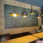 Decoración vinilo gigante en el interior de un bar