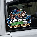  Pegatina Troquelada Cargando Paciencia Familiar | Vinilo Impreso para Luneta Trasera del Coche 09995