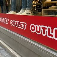 Tira vinilo OUTLET adhesiva - Vinilo impreso rojo para anunciar liquidación en escaparates 010016