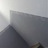 Una cenefa en vinilo adhesivo para decorar unas escaleras comunitarias