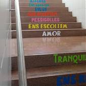 Vinilos decorativos para las escaleras de un colegio