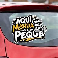 Pegatina Aquí Manda el Peque | Vinilo Impreso Troquelado para Luneta Trasera del Coche 09997