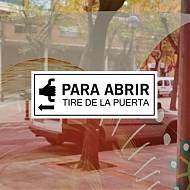 Vinilo Adhesivo "Para Abrir, Tirar de la Puerta": Facilitando la Accesibilidad con Estilo 08930