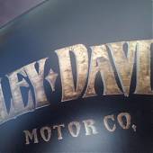 Pintar el logo de una motocicleta Harley Davidson utilizando plantillas de vinilo.