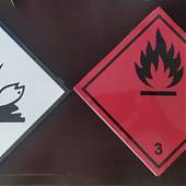 Dos vinilos adhesivos para la señalización de transporte de mercancías peligrosas