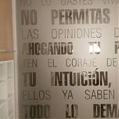 Vinilo al ácido sobre cristal con una frase de Steve Jobs