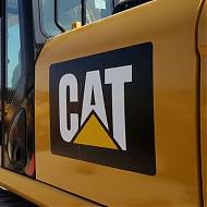 Vinilo adhesivo logo CAT impreso y laminado para maquinaria y flota 09974