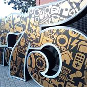 Letras en poliestireno expandido y decoradas en vinilo adhesivo. Grandes ideas para ferias, eventos y bodas