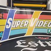 Vinilo decorativo para marquesina del mueble SUPER VIDEO de SONIC : revive la era de los arcades de carreras con estilo