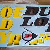 Letras corpóreas con los logotipos de Good Year y Dunlop