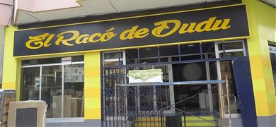 Rotulación en vinilo adhesivo en una tienda de muebles