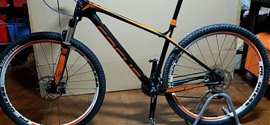 Vinilos decorativos de color naranja para una bicicleta Focus Raven