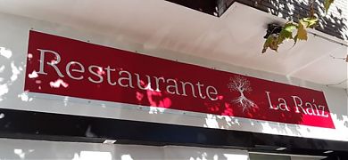 Diseño e impresión rótulos en vinilo adhesivo para el Restaurante la Raíz de Valladolid