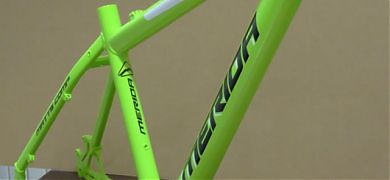 Decoración con vinilos adhesivos en una bicicleta BTT
