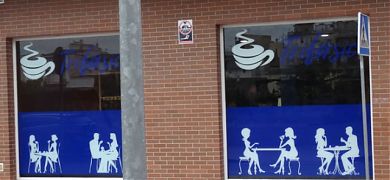 Rotulación vidrieras en un bar cafetería
