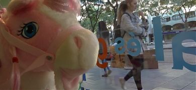 Vinilos personalizados navideños para la decoración más efectiva en los escaparates