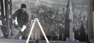 Increíble mural en vinilo adhesivo para una empresa de hierros con una fotografía de Charlie Clyde Ebbets