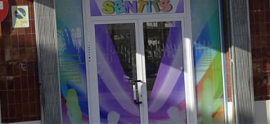 Rotulación en cristal y colocación de vinilos decorativos en un Centro de Enseñanza Infantil en Tortosa