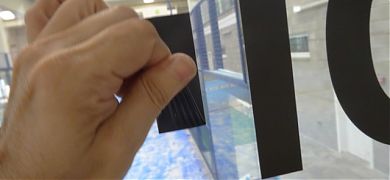 ¿Cómo quitar vinilos adhesivos en cristales y escaparates?