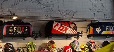 Vinilos impresos para una tienda de motos, bicicletas, ropa y accesorios