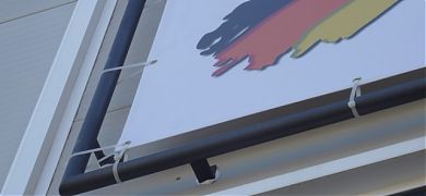 Instalación de un rótulo impreso sobre lona