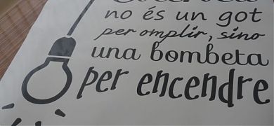 ¿Cómo hacemos un vinilo decorativo con una frase en catalán?
