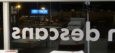 Rotulación en vinilo adhesivo en unos grandes ventanales de una tienda