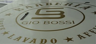 Vinilo adhesivo a medida y personalizado para una barbería