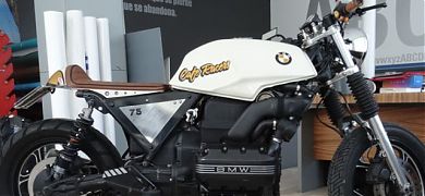 Una Moto Racer BMW K75 decorada con vinilos adhesivos. ¿Alguien da más?
