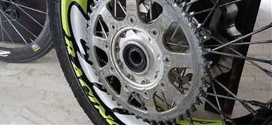 Vinilos decorativos para las llantas de una moto del campeonato nacional de motociclismo