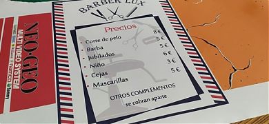 Horario y listados de precios para una barbería en vinilo impreso