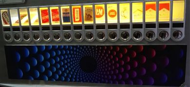 ¿Cómo se hace? Restaurar una máquina de tabaco con vinilos decorativos