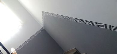 Una cenefa en vinilo adhesivo para decorar unas escaleras comunitarias