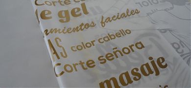 Cómo personalizamos un vinilo decorativo para peluquerías