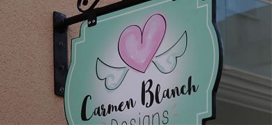 Rótulo de hierro forjado más un vinilo decorativo para el escaparate de una tienda de ropa infantil