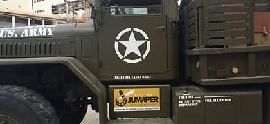 Decoración con vinilos de un camión Kaiser Continental 6x6 del ejército americano