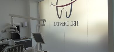 Rotulación integral con vinilos translúcidos (efecto ácido) para una clínica dental