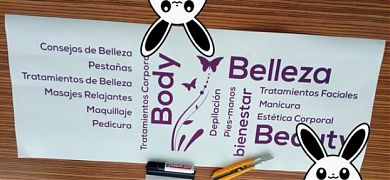 Cómo sorprender a tus clientes con el escaparate más original para centros de belleza, estética y peluquerías con un precioso vinilo decorativo
