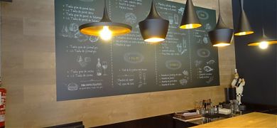 Decoración vinilo gigante en el interior de un bar