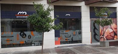 Decoración con vinilos y rótulos en PVC para una panadería - cafetería