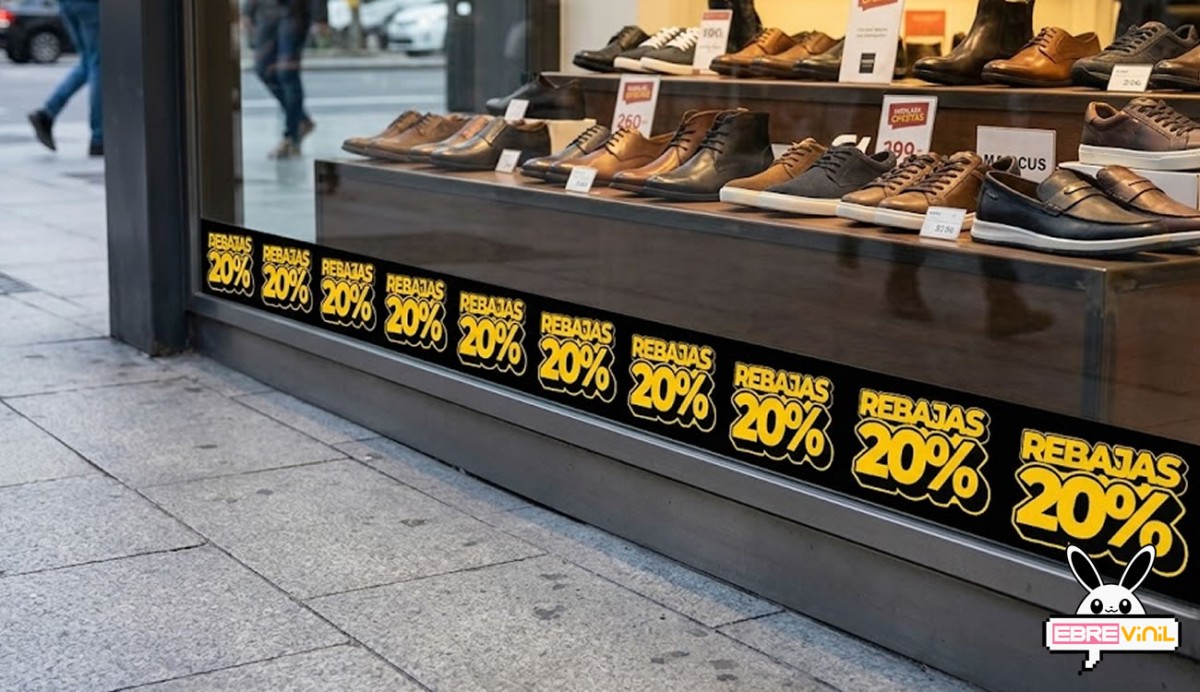 Cartel rebajas impreso en metacrilato de aparador comercial