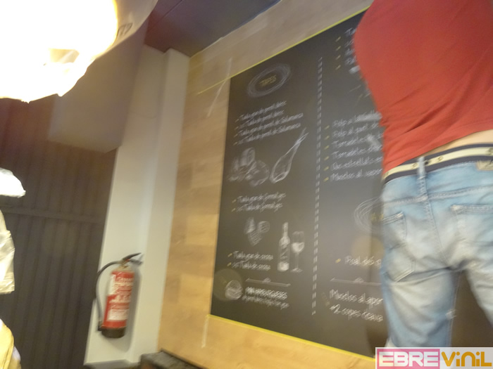 servicio de diseño y venta de vinilos personalizados para la decoración de bares, restaurantes y tabernas