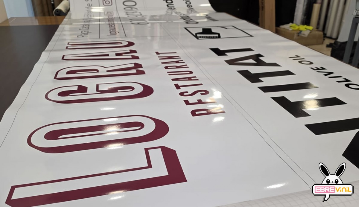 Detalle de un vinilo personalizado aplicado sobre un escaparate de cristal mostrando acabados translúcidos