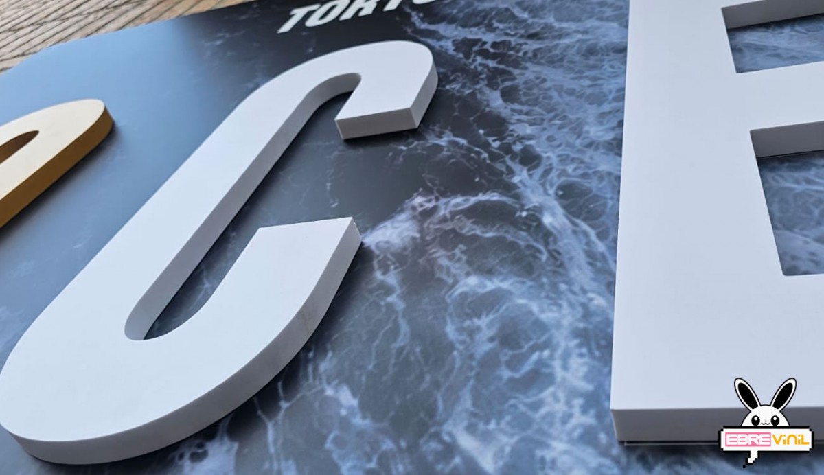 Letras corpóreas troqueladas en recepción de oficina con logotipo empresarial en PVC blanco
